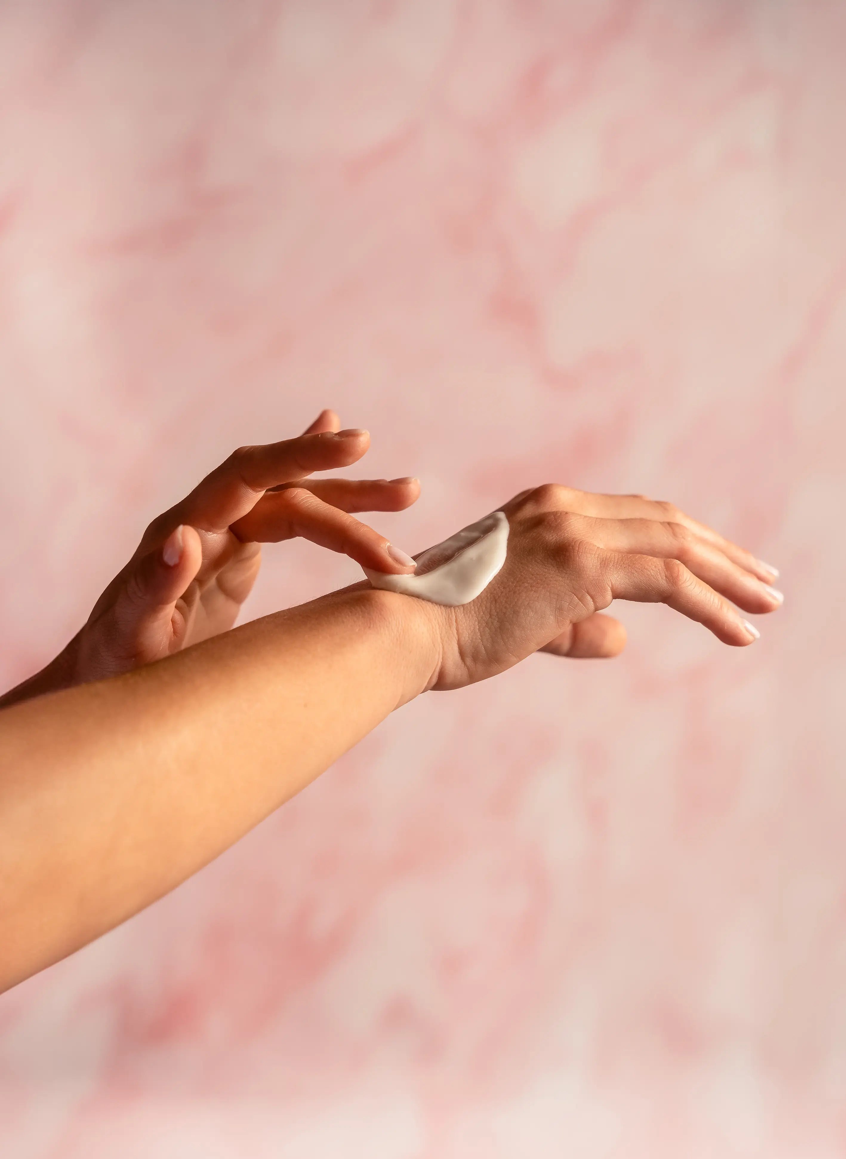 Application d’un soin hydratant bio Emma Noël sur la peau