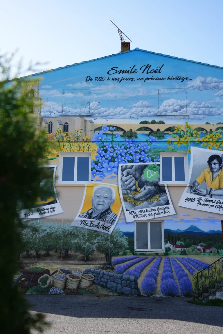 Fresque murale de la maison Émile Noël retraçant l’histoire familiale