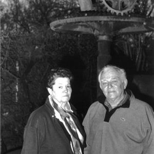 Emile Noël et sa femme André devant une vieille presse